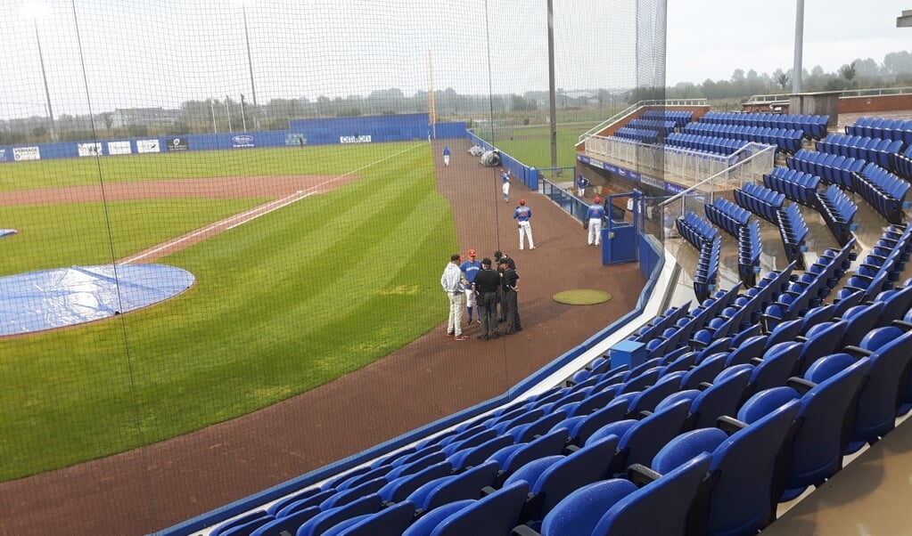 Bij een eventuele verkoop blijft het sportdeel beschikbaar voor honk- en softbal en kunnen er op de eerste verdieping commerciële activiteiten worden ontplooid.