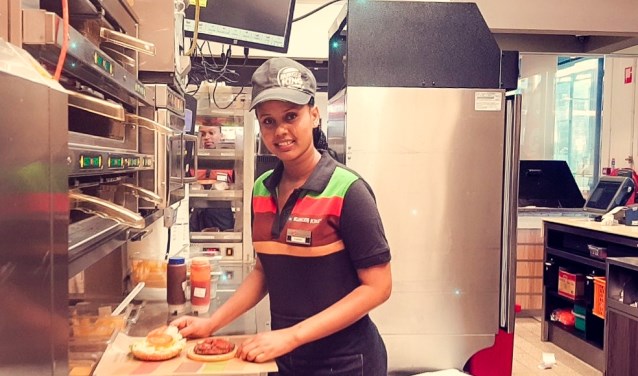 In de keuken van de Burger King op Utrecht Centraal maakt Yohana alle bestellingen klaar.