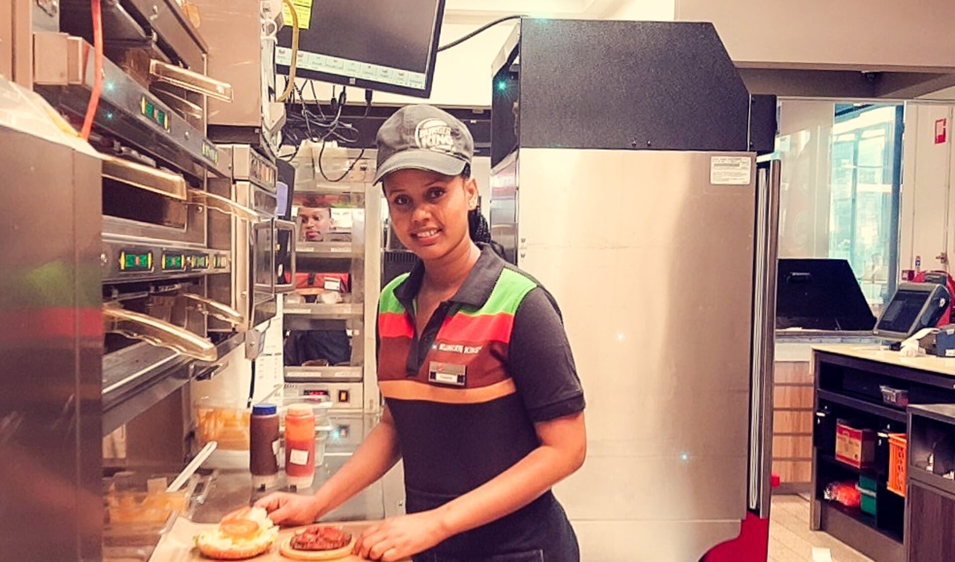 In de keuken van de Burger King op Utrecht Centraal maakt Yohana alle bestellingen klaar.