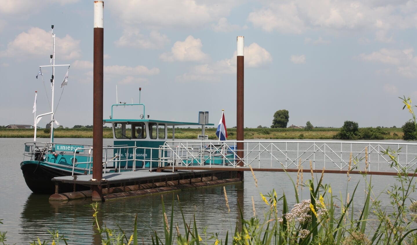 De liniepont heeft ook nog dienst gedaan als personeelsboot van een verderop gelegen steenfabriek.