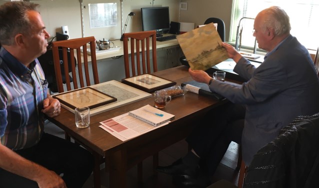 Hans Out (l.) en Rob Ammerlaan tonen enkele van de bezittingen van Stichting Erfgoed Amstelland