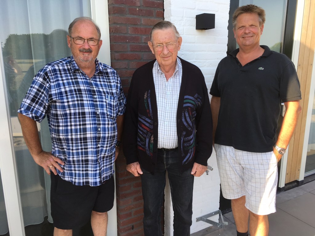 Bewoner Herman Raaijen, na de verhuizing geflankeerd door zijn zoons, onder wie Carel: ,,Het alternatief was zorg aan huis, maar dat creëert eenzaamheid."