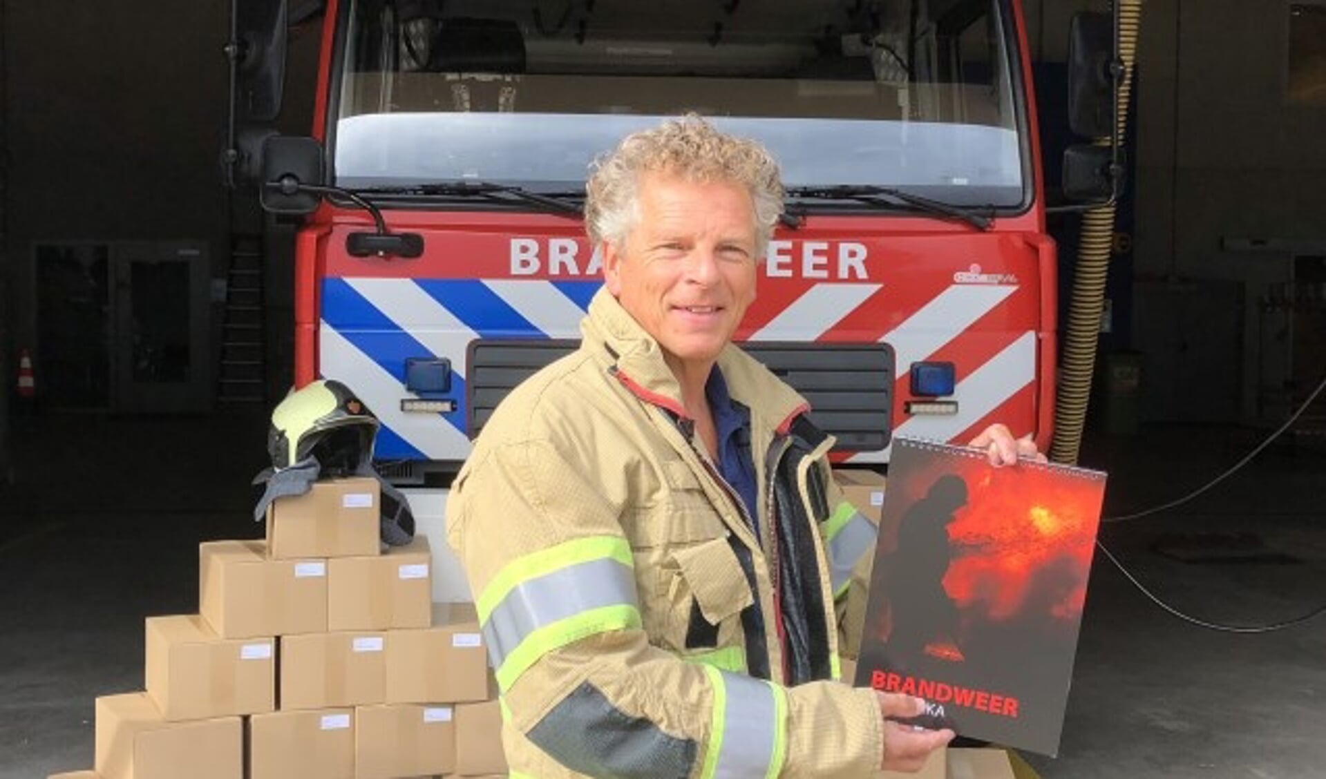Uljee toont de grote voorraad verjaardagskalenders. De kalenders worden verkocht op bijvoorbeeld open dagen van de brandweer, maar ook aan iedereen die KIKA een warm hart toedraagt.