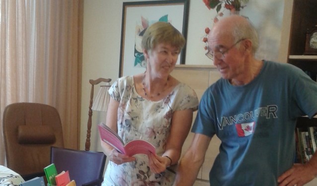 Marianne Janssen en Paul Jacobs bekijken de brochures van Alzheimer Nederland