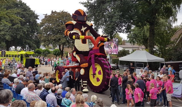 Bouwgroep De Heuvelrug wint de eerste prijs in de categorie Grote Praalwagens met hun wagen 'Al doende leert men'.