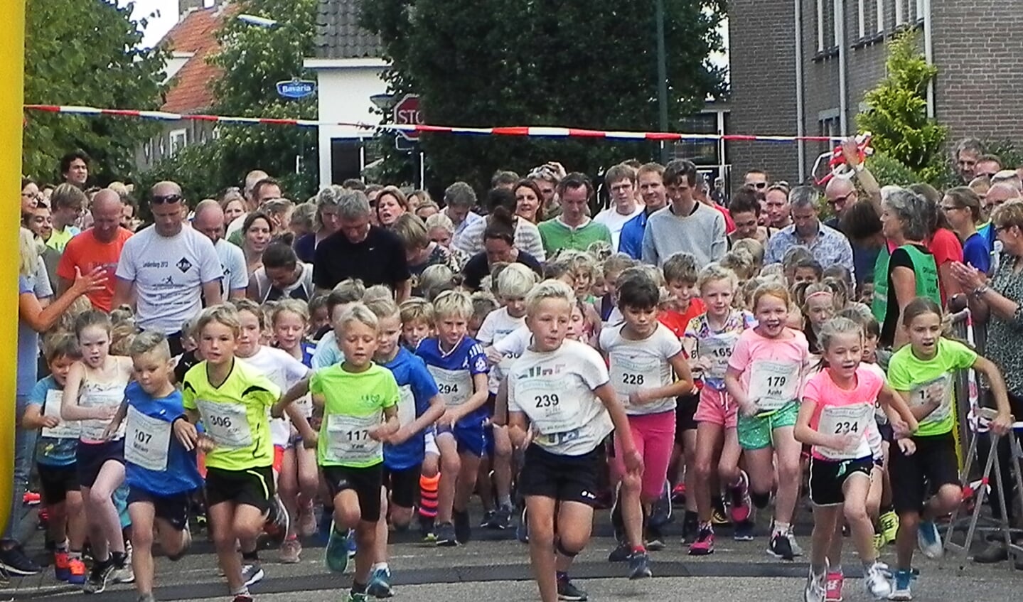 Direct na de start van de 1 kilometer kinderloop ging het al erg hard. Links met nummer 117 loopt de uiteindelijke winnaar Yze Wijnalda uit Bunnik.