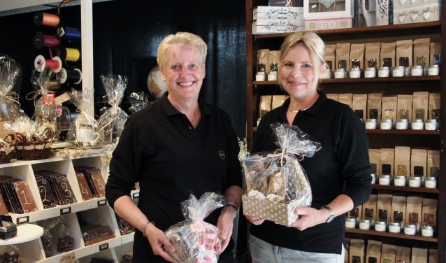 Diana (l.) wordt in de zaak bijgestaan door vaste medewerkster Sandra Hokken.