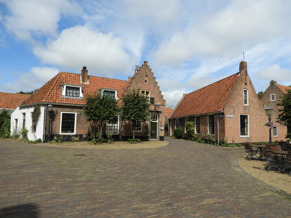Eeuwen oude huisjes, hoek Zuiderdorpstraat-Hoofdbuurtstraat.Het pand met trapgevel stamt uit tweede helft 17e eeuw.