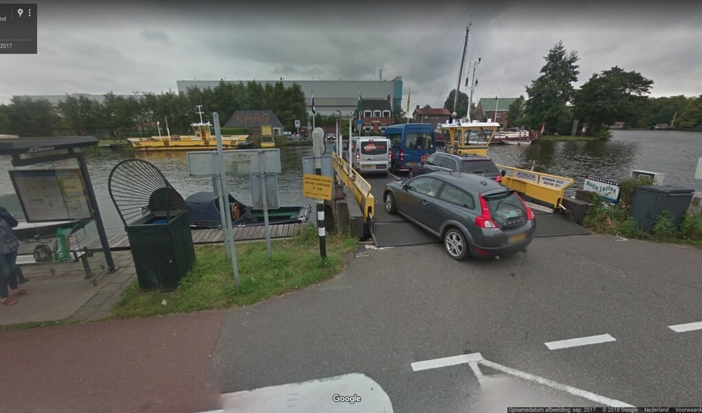 Werknemers van Van Lent parkeren massaal hun auto in Buitenkaag om vervolgens per pont naar De Kaag te varen.