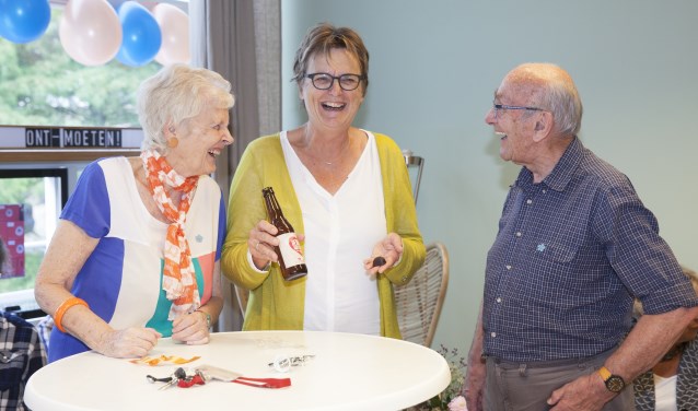 Wethouder Meijs bij de lancering van Reina's hartenbier.
