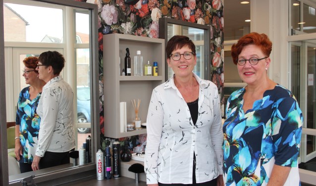 Annelise (r.) runt de kapsalon in Pedaja samen met Rijna.
