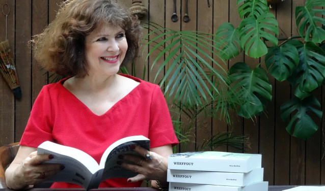 Anna Beeftink met haar boek 'Weeffout'.