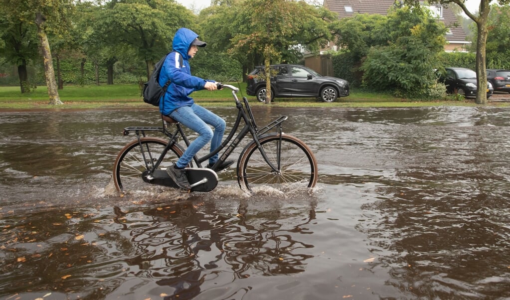 Half augustus spoelde het regenwater in Spaarndam overvloedig op de openbare weg. 