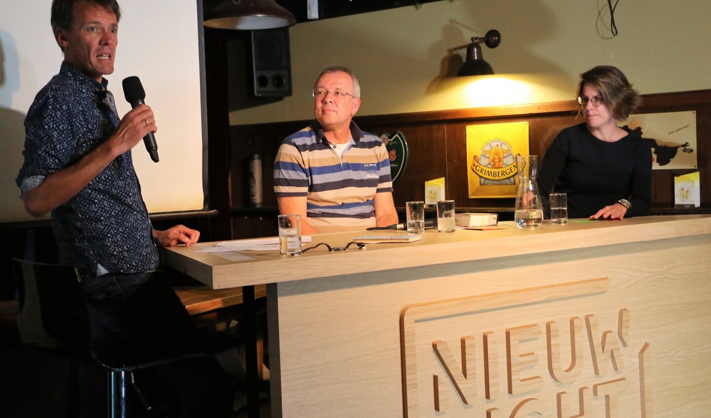 Tijs van den Brink, Philip Nunn en Karljin Goossen in café Subsitute.