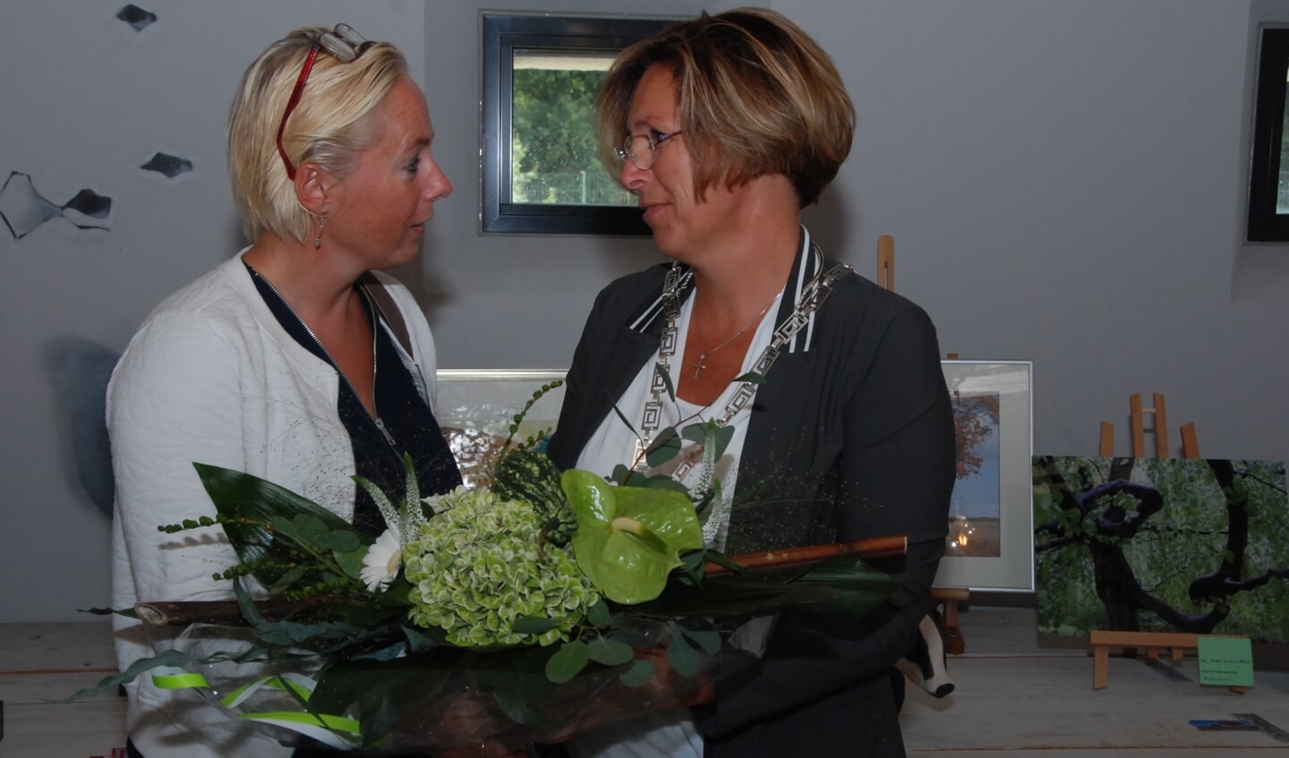 Een fraai boekte voor burgemeester Petra Doornenbal na de opening van de Kunstroute Renswoude