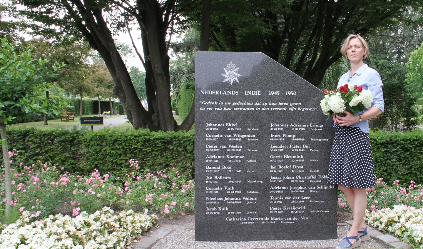 Als afsluiting van het schrijfproces legde Anne Marie bloemen bij een Dordtse gedenksteen met Pieters naam.