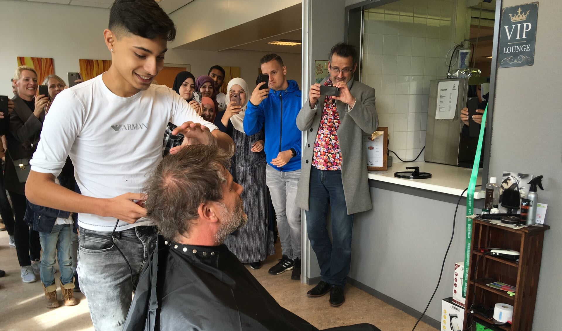 Wethouder Ro van Doesburg is de eerste klant van de barbershop in het nieuwe jongerencentrum
