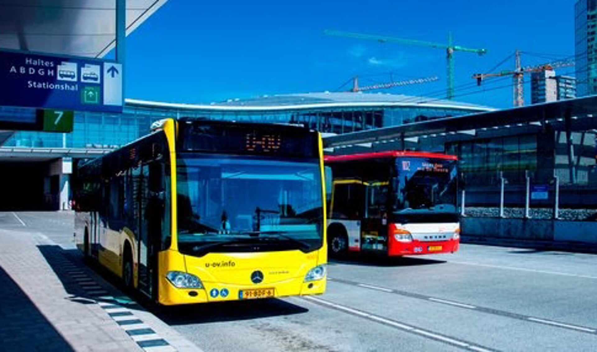  bussen U-OV en Syntus Utrecht op station Utrecht C.S.