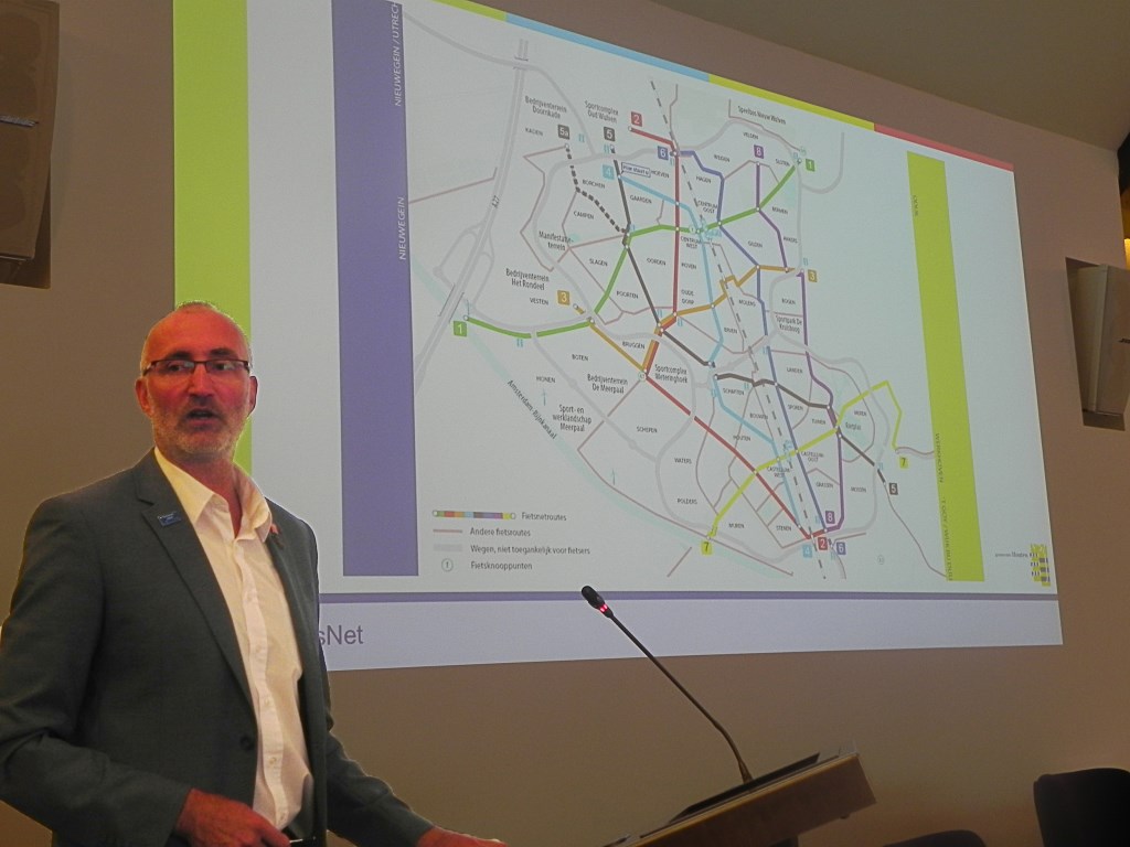 André Botermans toont tijdens een presentatie het fietsnetwerk van Houten.