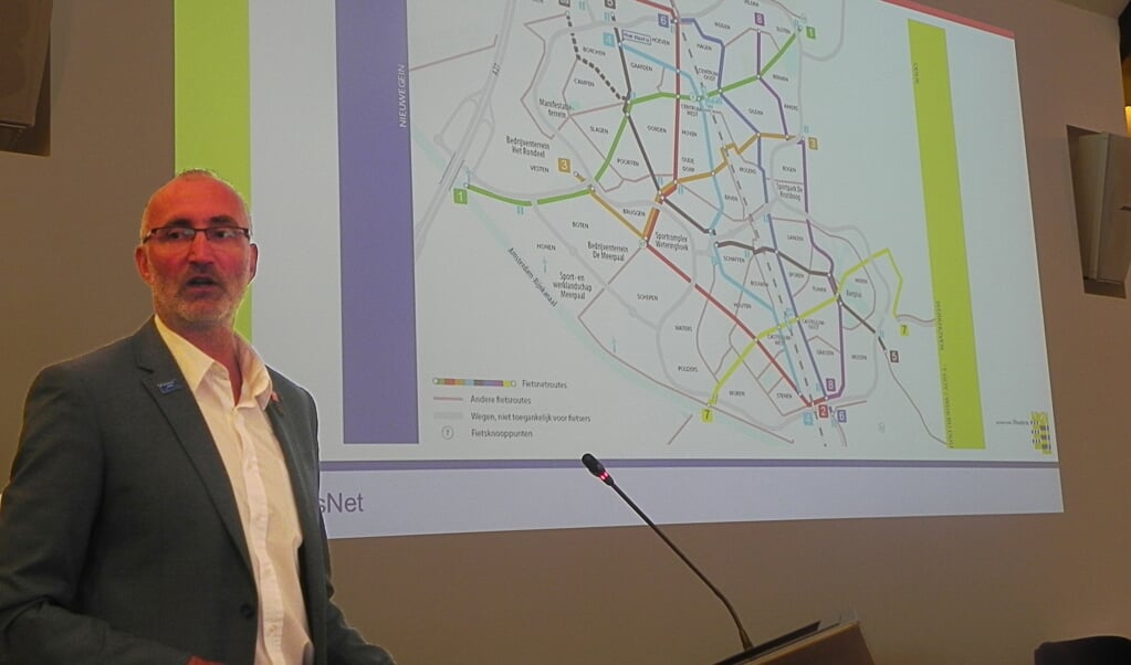 André Botermans toont tijdens een presentatie het fietsnetwerk van Houten.