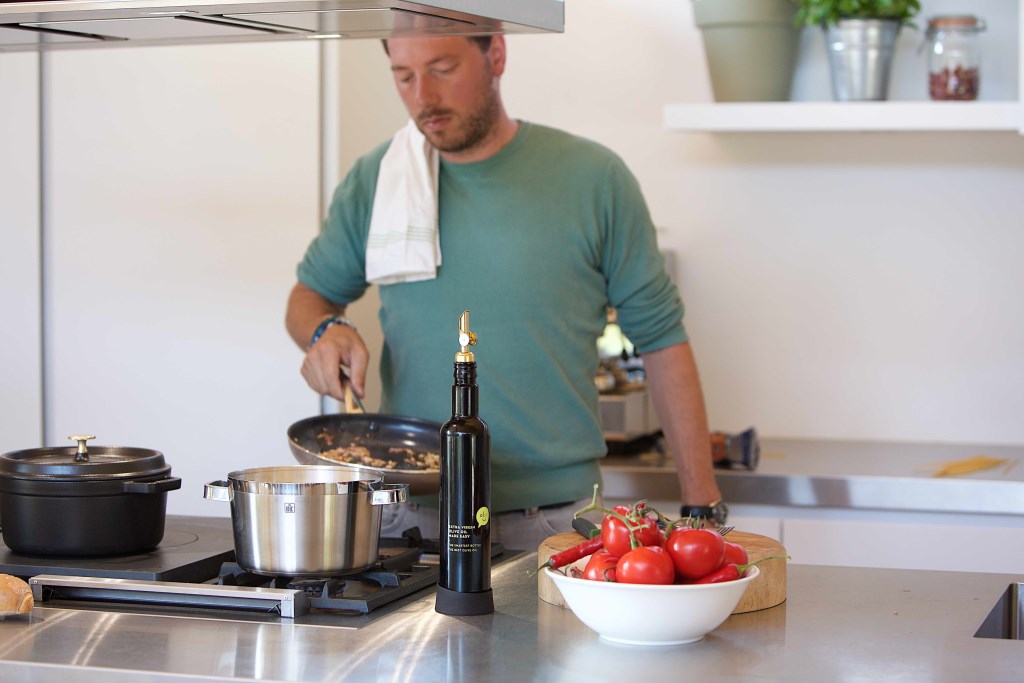Ridder Drost in de keuken met een Smart Bottle.