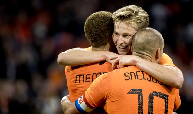 Frenkie de Jong geeft de assist bij de 1-1 tegen Peru en omhelst Memphis Depay en Wesley Sneijder.