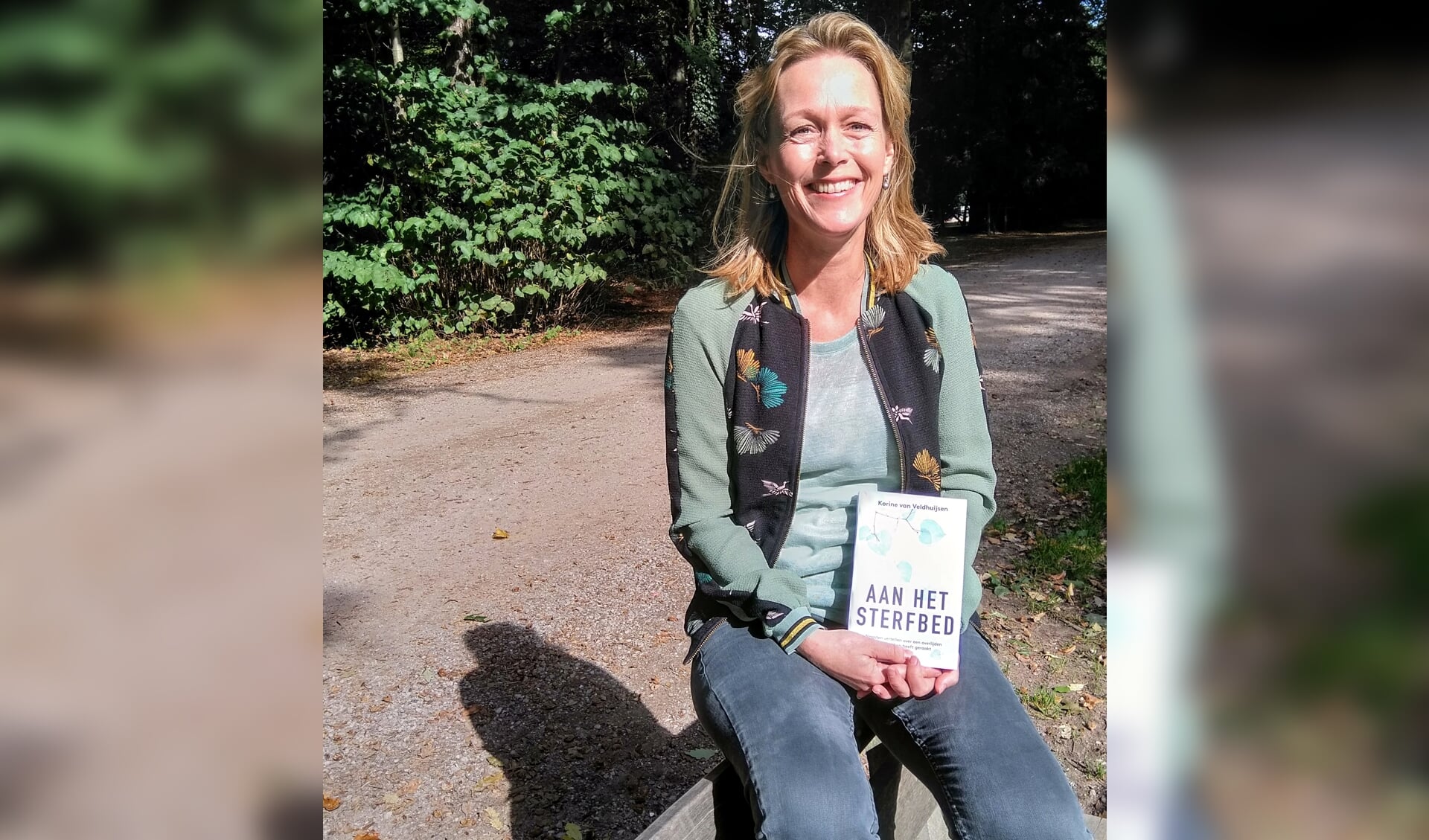 Korine van Veldhuijsen met haar nieuwe boek.