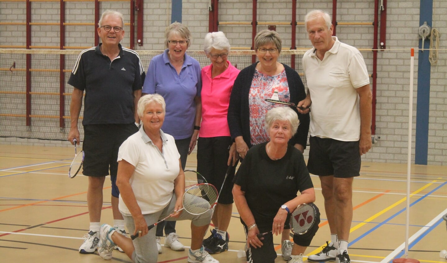 Een tiental senioren komt maandagmiddag naar de Camp om recreatief te badmintonnen.