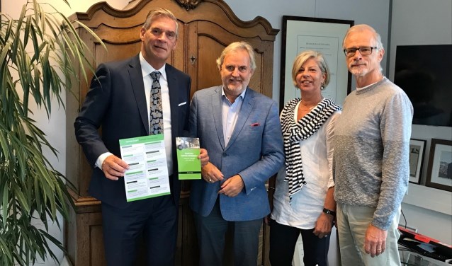 Burgemeester Naafs krijgt uit handen van Bram Brinkman, Delia Vermeulen en Hans Nieuwenhuijs de eerste sociale kaart.
