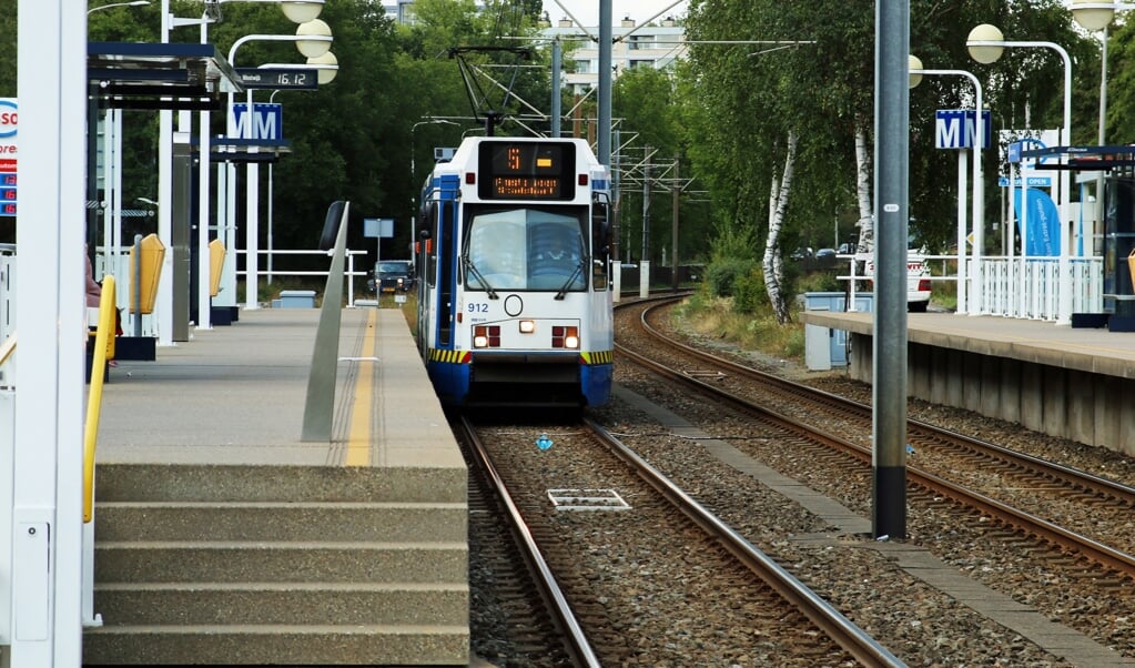 Halte van de Amstelveenlijn zoals die er voorheen uitzag. Oude haltenaamborden en de metrokubussen (met de M) worden verloot.