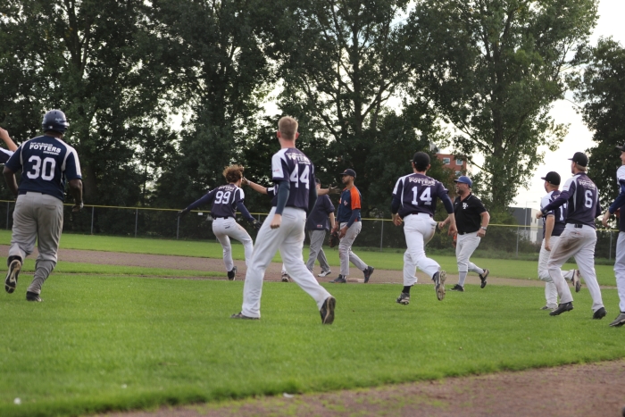 Vennep Flyers viert feest na het winnende punt