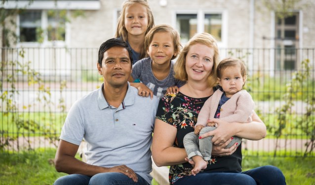 Het gezin van Eekhout, met vader John, Fenne, Thijn en moeder Minke met de kleine Merel op schoot, heeft een zwaar jaar doorgemaakt.