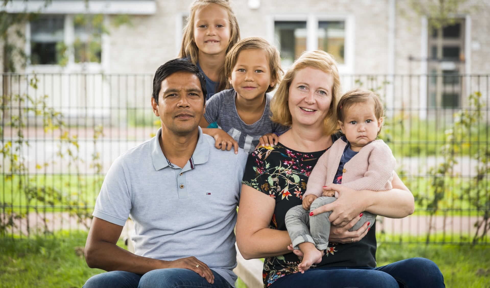 Het gezin van Eekhout, met vader John, Fenne, Thijn en moeder Minke met de kleine Merel op schoot, heeft een zwaar jaar doorgemaakt.