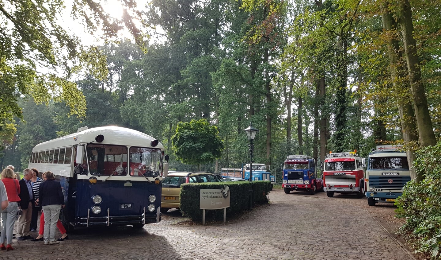 Met een oldtimer bus langs alle kunstwerken van Platteland Anders. 