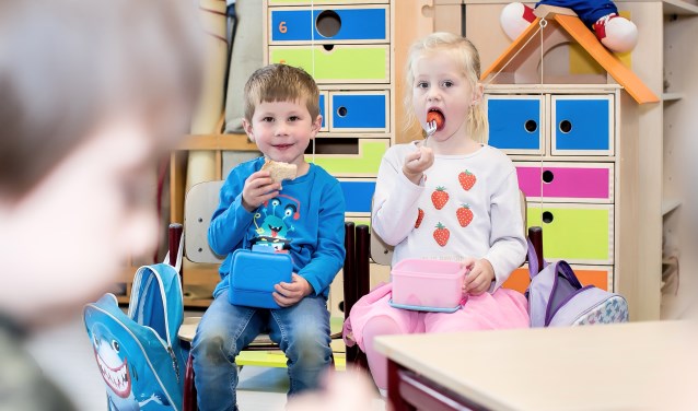 Bruine boterhammen, fruit en blije gezichten tijdens het 'tien-uurtje' op de Franciscusschool in Ede