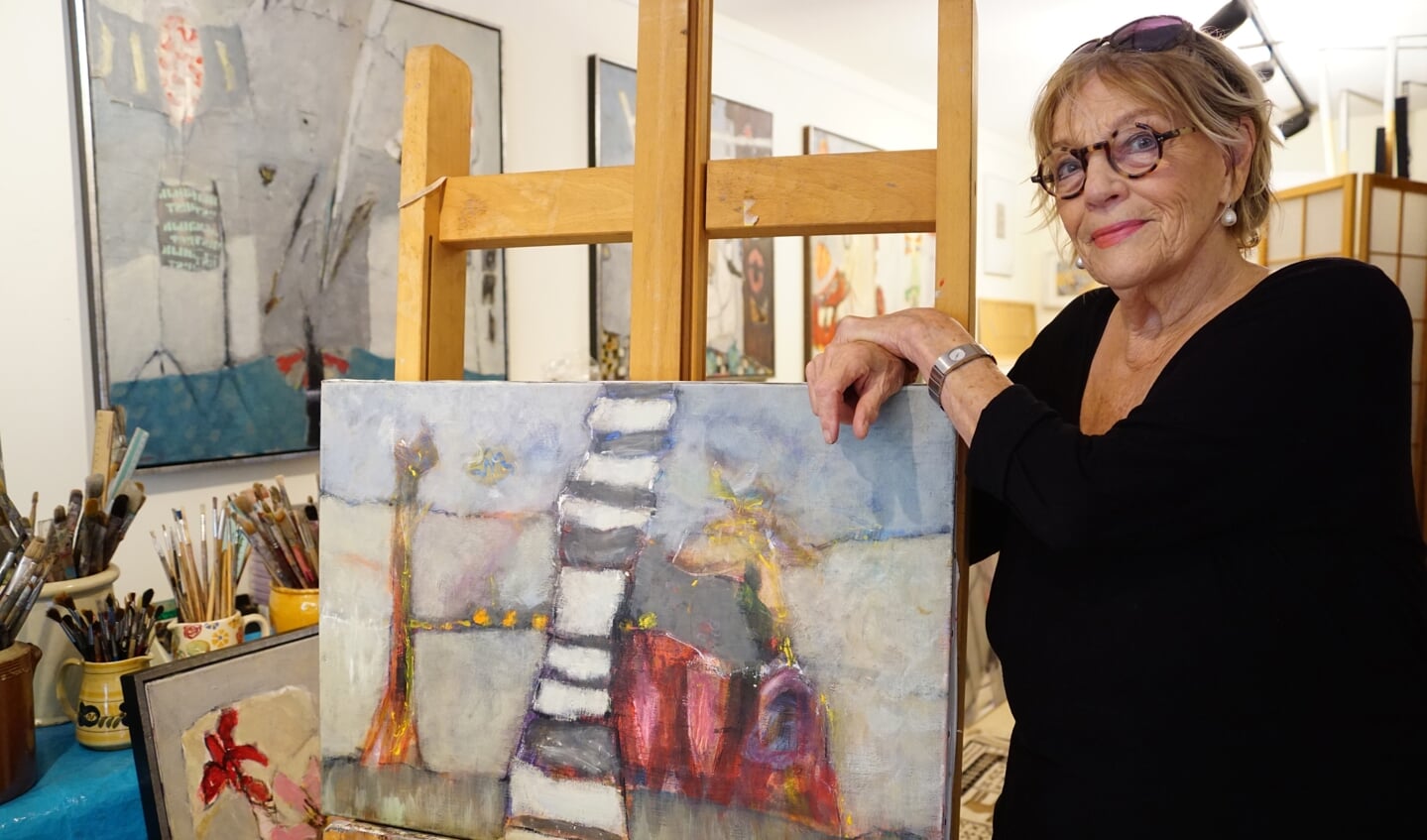 Ans Bakker- Van den Pluijm met een schilderij uit haar serie kleinere werken. Ze doet dit jaar vanwege omstandigheden toch niet mee aan de Atelierroute.