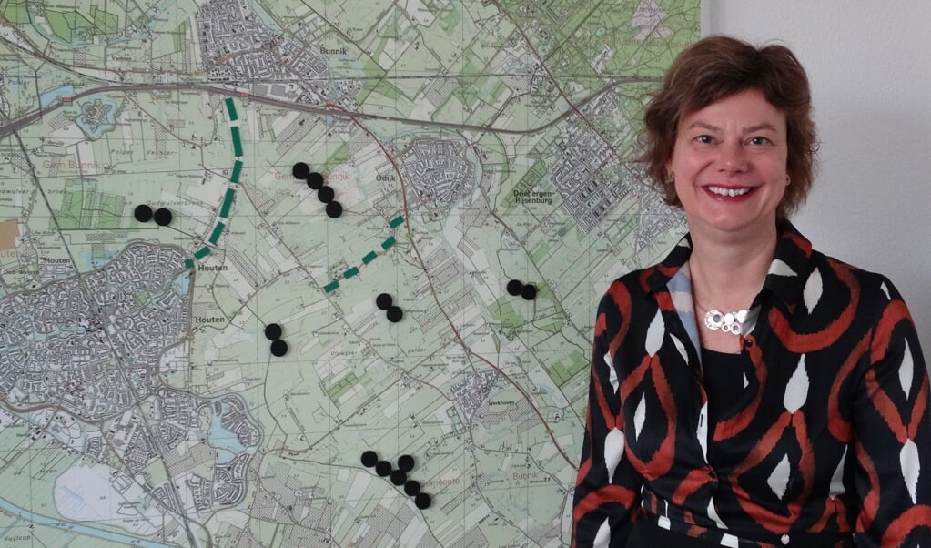 Wethouder Erika Spil (P21) bij de kaart met locaties: de zwarte cirkels staan voor het maximum aantal windmolens 