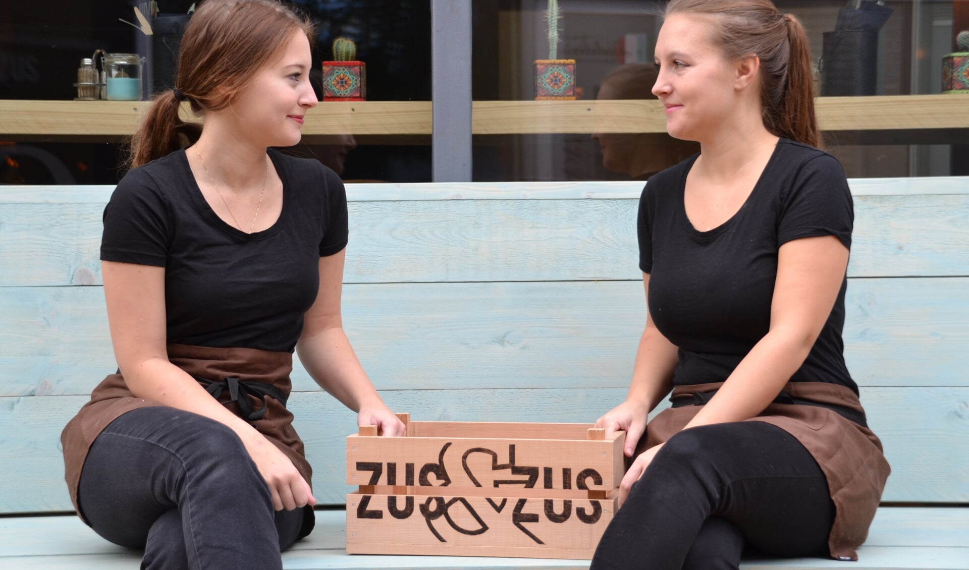 Dynande (links) en Sharissa van Leijenhorst runnen samen lunchroom Zus & Zus.