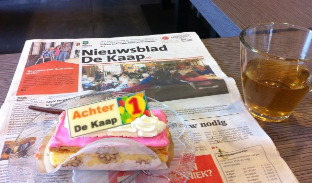 Tijdens Achter De Kaap wordt wekelijks de hele krant doorgenomen met een focus op nieuws over Leersum .