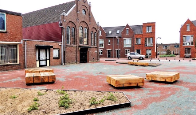 Ook het opnieuw ingerichte pleintje voor de Doopsgezinde kerk, hoek Helmstraat in Oud-IJmuiden, is verrijkt met de speciale ´rauw-banken´.