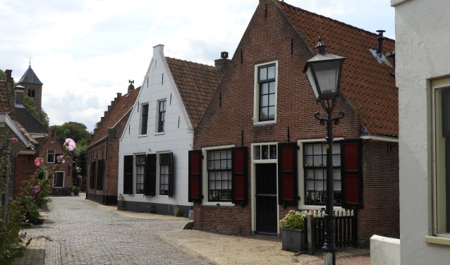 Hoofdbuurtstraat, het witte huis is gebouwd tussen 1760-1832. Op de achtergrond de Engelmunduskerk, die dateert van rond de 10e en 11e eeuw.