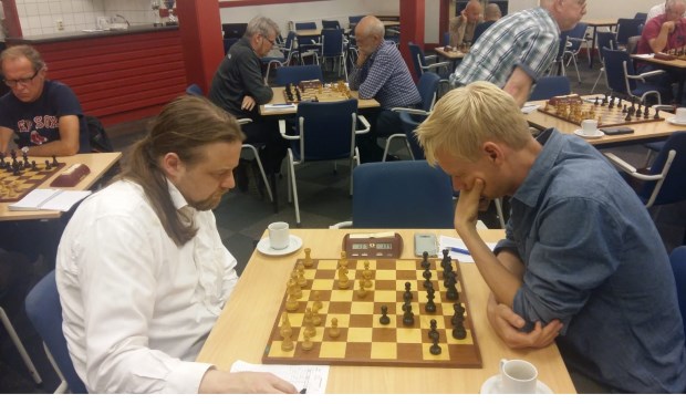 Het duel tussen Martijn Bakker (rechts) en Hotze Tette Hofstra.