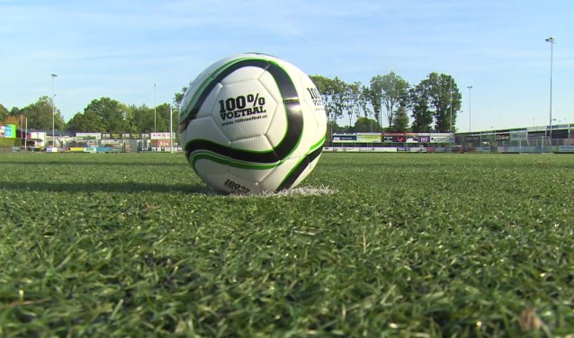 De Latjetrapcompetitie wordt gesponsord door 100% Voetbal.