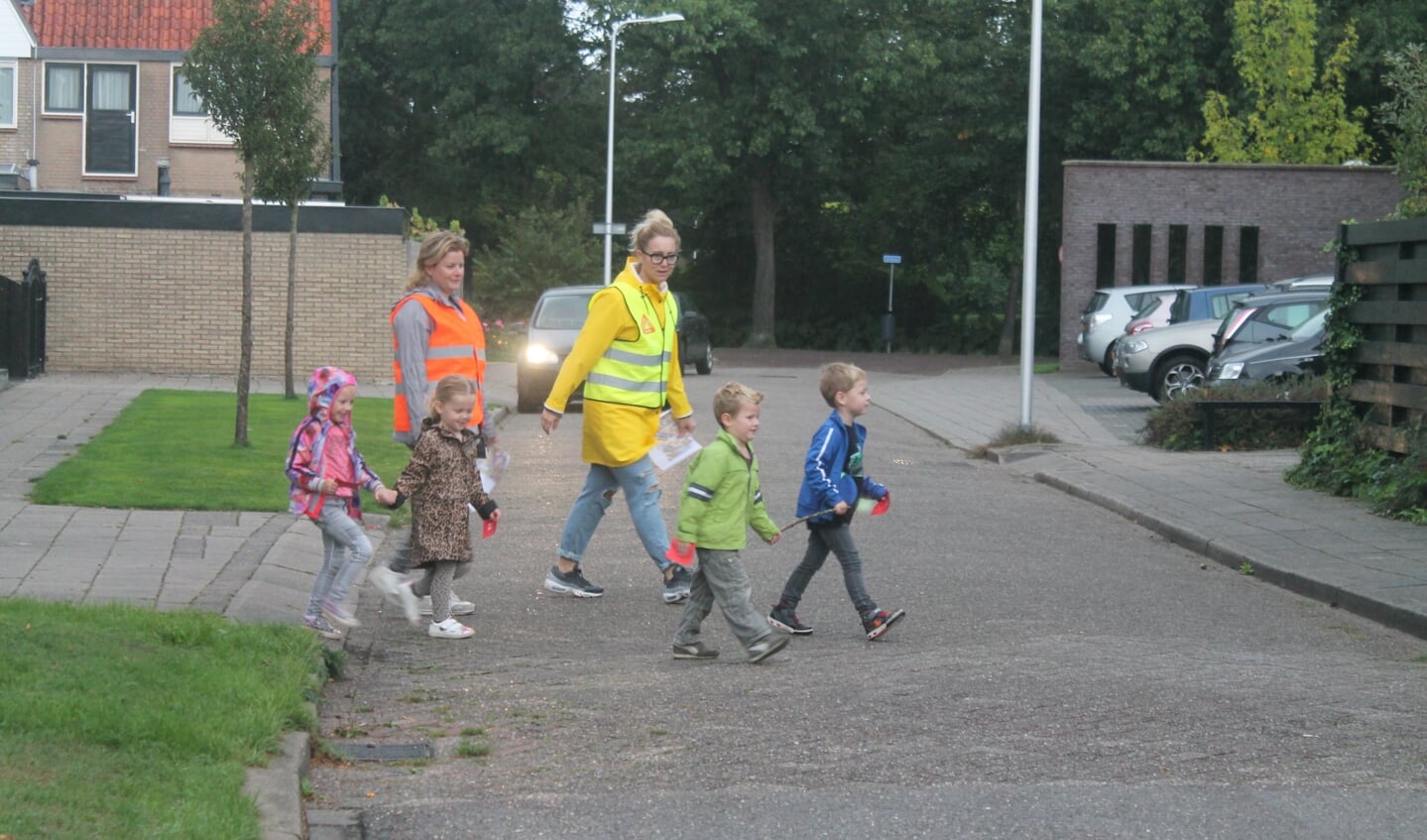 Kinderen worden gestimuleerd lopend naar school te gaan. Bij het oversteken krijgen ze hulp.