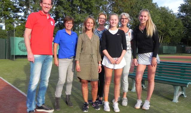 De Buurttoernooi Commissie van Aurora met jeugdige toptalenten Pippa en Coco Bosman die een demonstratie partij kwamen geven.