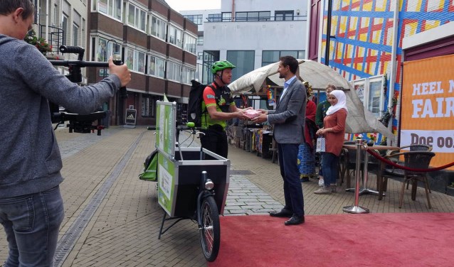 Wethouder Eelke Kraaijeveld werd letterlijk bezorgd door de Gorkumse Fietskoerier.