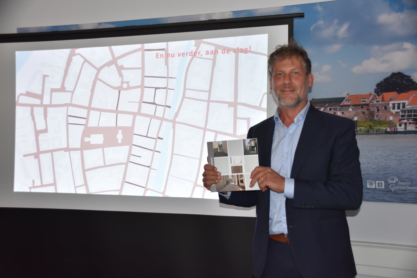 Wethouder Ro van Doesburg ontving in 2018 het eerste exemplaar van het Stegenplan.
