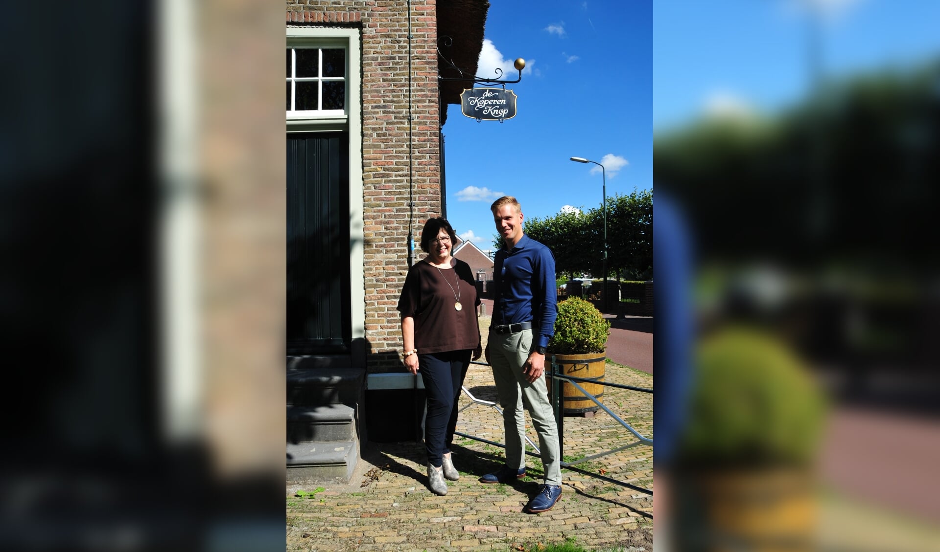 FOTO-INFORMATIE:  Ter gelegenheid van de lancering van de nieuwe website gingen Jochem Dekker van Jambo Media en museumdirecteur Alida Ambachtsheer op de foto.   