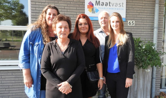 Van links af Lydia Hibbel, José van Berkel, Petra Zwetsloot, Cok van Beek en Salina Vermeij.