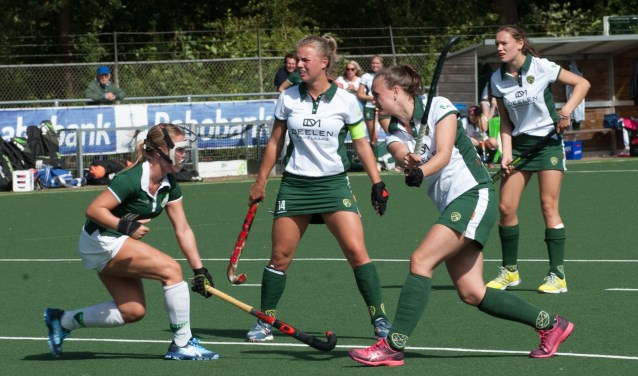 Demi Gouw haalt uit bij een strafcorner. Nina de Ruig en Marloes Penning (rechts) zijn op zoek naar het resultaat er van.